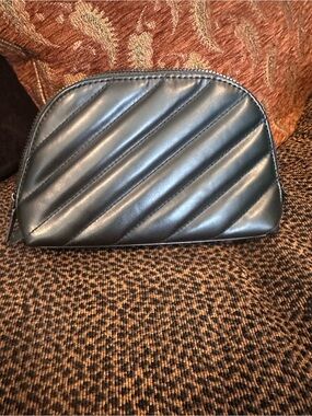 New without tag- Yves Saint Laurent
YSL Beaute Cosmetic Pouch in Black